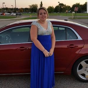 Beautiful dress perfect for homecoming or prom